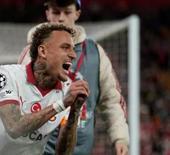 Noa Lang sakatlandı! G&ouml;revliler panoyo koştu: İşte o skandal g&ouml;r&uuml;nt&uuml;ler!