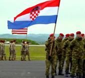 Savaş Avrupa &uuml;lkesini vurdu! Petrol satışı kısıtlandı! Askerler g&ouml;revlendirildi