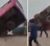 Bangladeş&rsquo;te feribota girmeye &ccedil;alışan yolcu otob&uuml;s&uuml; nehre d&uuml;şt&uuml;: 2 &ouml;l&uuml;