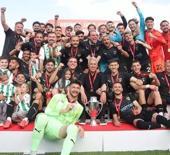 Zirve m&uuml;cadelesi veriyordu! Şampiyon hoca 1-0'lık yenilginin ardından istifa etti