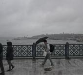 İstanbul'da yağışlar s&uuml;recek mi? Meteoroloji'den 14 ilde sarı uyarı: Kuvvetli kar geliyor