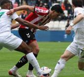 Play-off hedefleyen takıma evinde darbe! 4 goll&uuml; ma&ccedil;ı kazanıp zirveden kopmadılar