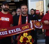 Galatasaray kafilesine İzmir'de coşkulu karşılama