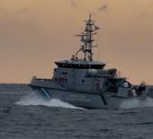 Yunan gemisi, T&uuml;rk balık&ccedil;ı teknesini taciz etti! Hareketli anlar anbean kamerada