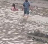 Afetin ortasında tehlikeli oyun: &Ccedil;ocuklar sel sularında oynadı