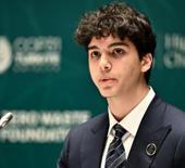 &Ouml;mer Tayyip Erdoğan'dan beğeni toplayan sunum: İngilizcesi dikkat &ccedil;ekti