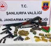 Şanlıurfa&rsquo;da cephanelik gibi eve baskın: Uzun namlulu t&uuml;fek ve tabancalar ele ge&ccedil;irildi!