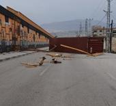 Şiddetli fırtınanın tırda taşınan konteyneri u&ccedil;urduğu anlar kamerada