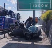 TEM Otoyolu'nda otomobil y&ouml;n levhasına saplandı