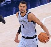 22 yaşındaki Wembanyama, NBA'de tarihe ge&ccedil;ti