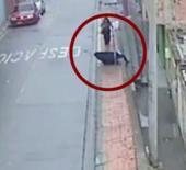 Arabadan fırlayan teker kadını hayattan kopardı! Feci &ouml;l&uuml;m kameralara yansıdı...