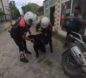 Boğazına şeker ka&ccedil;an motorcuyu polis Heimlich manevrasıyla kurtardı