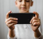 İngiltere'de eğitimde dijital sıkılaşma: Okullarda telefon yasağı!