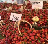 Yaz meyveleri tezgahlara &ccedil;ıktı! &Ccedil;ilek 100 lira, erik 200 lira...