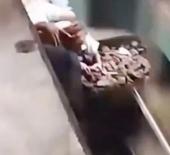 Bangladeş'te t&uuml;yleri diken diken eden anlar! Baba ve oğlu trenin altında kaldı