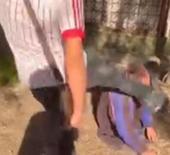 Bunlar insan olamaz! Sokakta uyuyan adamın kafasına tekme attılar