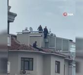 &Ccedil;atıya &ccedil;ıkıp etrafa kiremit ve şişe attı, polisin 1 saatlik &ccedil;alışmasıyla indirildi