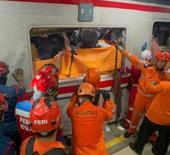 Endonezya'da yolcu trenleri &ccedil;arpıştı! &Ccedil;ok sayıda &ouml;l&uuml; ve yaralı var