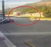 Kamyondan kopan tekerlek 300 metre yuvarlanıp mağazaya daldı