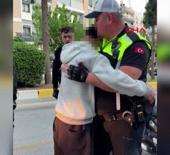 Ka&ccedil;an motosiklet s&uuml;r&uuml;c&uuml;s&uuml;, kazadan sonra polise sarılıp ağladı