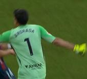 Kaleci kırmızı kart g&ouml;rd&uuml;! Rakibine yumruk attı