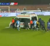 Romanya'da sahada ilerleyemeyen ambulansı futbolcular itekledi!