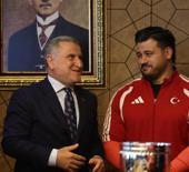 Şampiyon g&uuml;reş&ccedil;ilerden Bakan Bak'a ziyaret!
