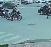 Trafikte polislerden hayat kurtaran m&uuml;dahale: Saniyelerle yarıştılar