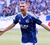 40 yaşındaki Dzeko yeniden imzayı atıyor! 'Futbol benim hayatım'