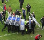 Play-off ma&ccedil;ında saha karıştı! Soyunma odasına polis kalkanlarıyla gittiler