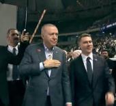 Cumhurbaşkanı Erdoğan sahaya indi: Trib&uuml;nleri gezerek gen&ccedil;leri selamladı