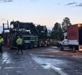 Pendik'te dorsesi devrilen TIR, kaldırma &ccedil;alışmaları sırasında yan yattı