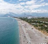 Antalya&rsquo;nın &uuml;nl&uuml; sahilinde bayram yoğunluğu: Konyaaltı Sahili ilk tercihlerden oldu