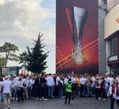 Dev final &ouml;ncesi sokaklar dolup taştı! İstanbul'da renkli g&ouml;r&uuml;nt&uuml;ler