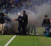 Fransa'da olaylı ma&ccedil;! Nantes k&uuml;me d&uuml;şt&uuml;, Trabzonspor'un eski hocası taraftarla kavga etti
