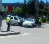 Batman'da hafif ticari ara&ccedil; ile otomobil &ccedil;arpıştı: 3 yaralı