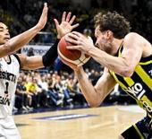 Beşiktaş, Fenerbah&ccedil;e'yi şampiyonluk aşkına devirdi