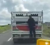 Kamyonete tutunarak kilometrelerce yol aldı