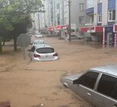 Kırşehir'de son yılların en b&uuml;y&uuml;k sel felaketi: Kent merkezi suya g&ouml;m&uuml;ld&uuml;