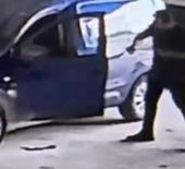 Oraya nasıl girdin? Ara&ccedil;tan yılan &ccedil;ıktı, panik anları kameralara yansıdı