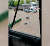 Sel sularına kapılan yaşlı adamı son anda kurtardılar