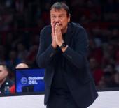 Son ma&ccedil;ta yıkıldılar! Ergin Ataman şampiyonluğu ezeli rakibe kaptırdı