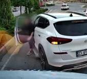 Korna &ccedil;alınca &ccedil;ılgına d&ouml;nd&uuml;: Yol kesen kadın s&uuml;r&uuml;c&uuml; kamerada