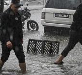 Yaz ortasında kış! İş yerlerini su bastı, yollar kapandı