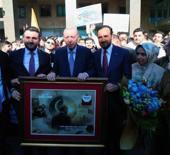 Başkan Erdoğan'a anlamlı s&uuml;rpriz! Tablodaki not duygulandırdı