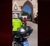 Konya polisinin sınava yetişecek &ouml;ğrenciye verdiği destek g&ouml;n&uuml;lleri fethetti