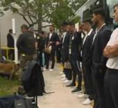 Yıldız futbolcular otob&uuml;sten indirildi! ABD'ye gelen milli takıma k&ouml;pekle arama