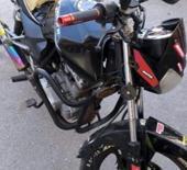 Abart egzozlu ve plakasız motosikletin ehliyetsiz s&uuml;r&uuml;c&uuml;ne 105 bin lira ceza