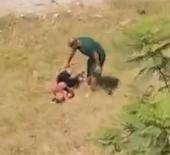 Sulama kanalına giren oğlunu kemerle d&ouml;vd&uuml;! Olay anı kameraya yansıdı 