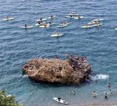 Antalya&rsquo;da plajlar doldu taştı! Nem arttı, bunalanlar sahillere koştu